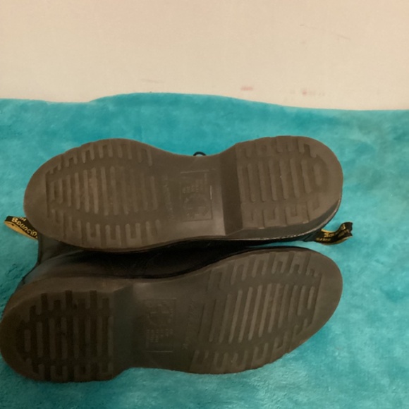 Dr.MARTEN ORIGINAL BOOTS Sz 7 Men / Sz 8 Women